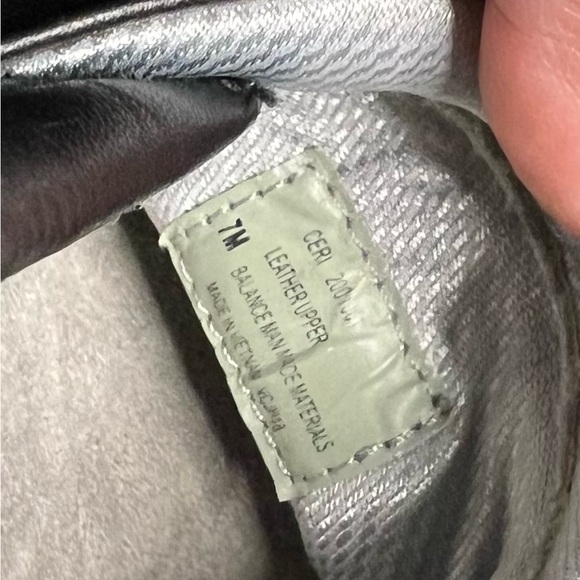 Nurse mates clogs provide all day comfort and durability. Size 7 slip resistant - Picture 6 of 9